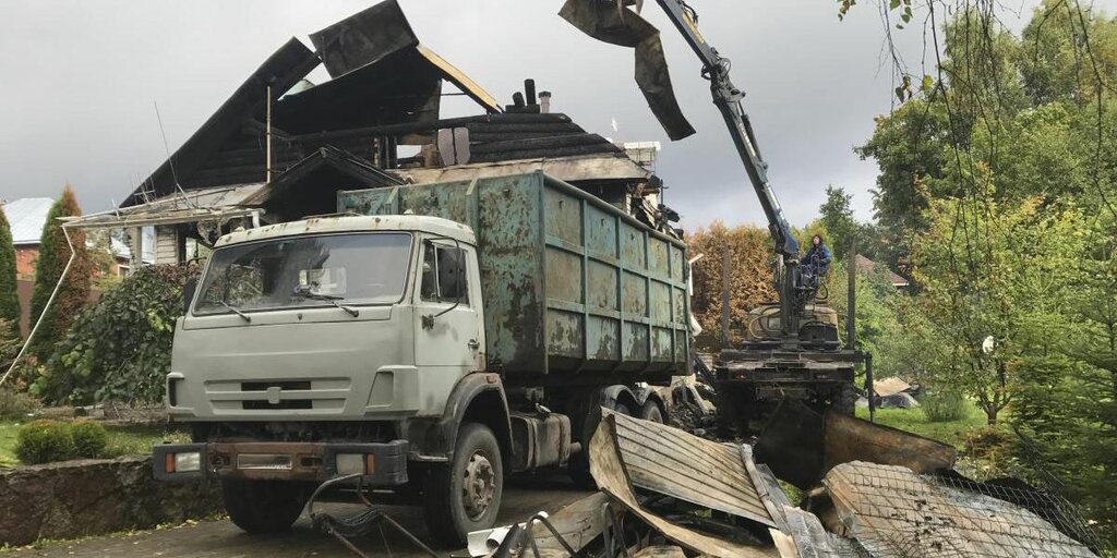 Вывоз мусора после пожара с утилизацией в Грозном в октябре