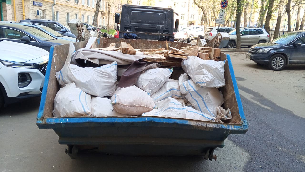 Вывоз мусора из магазина в Грозном в октябре