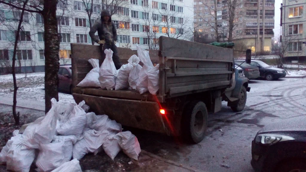 Вывоз мусора в мешках в Грозном в октябре