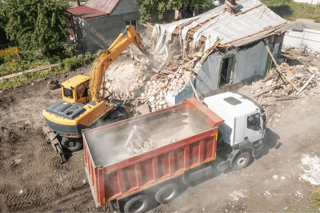 Вывоз мусора после сноса зданий с выездом в Грозном в октябре