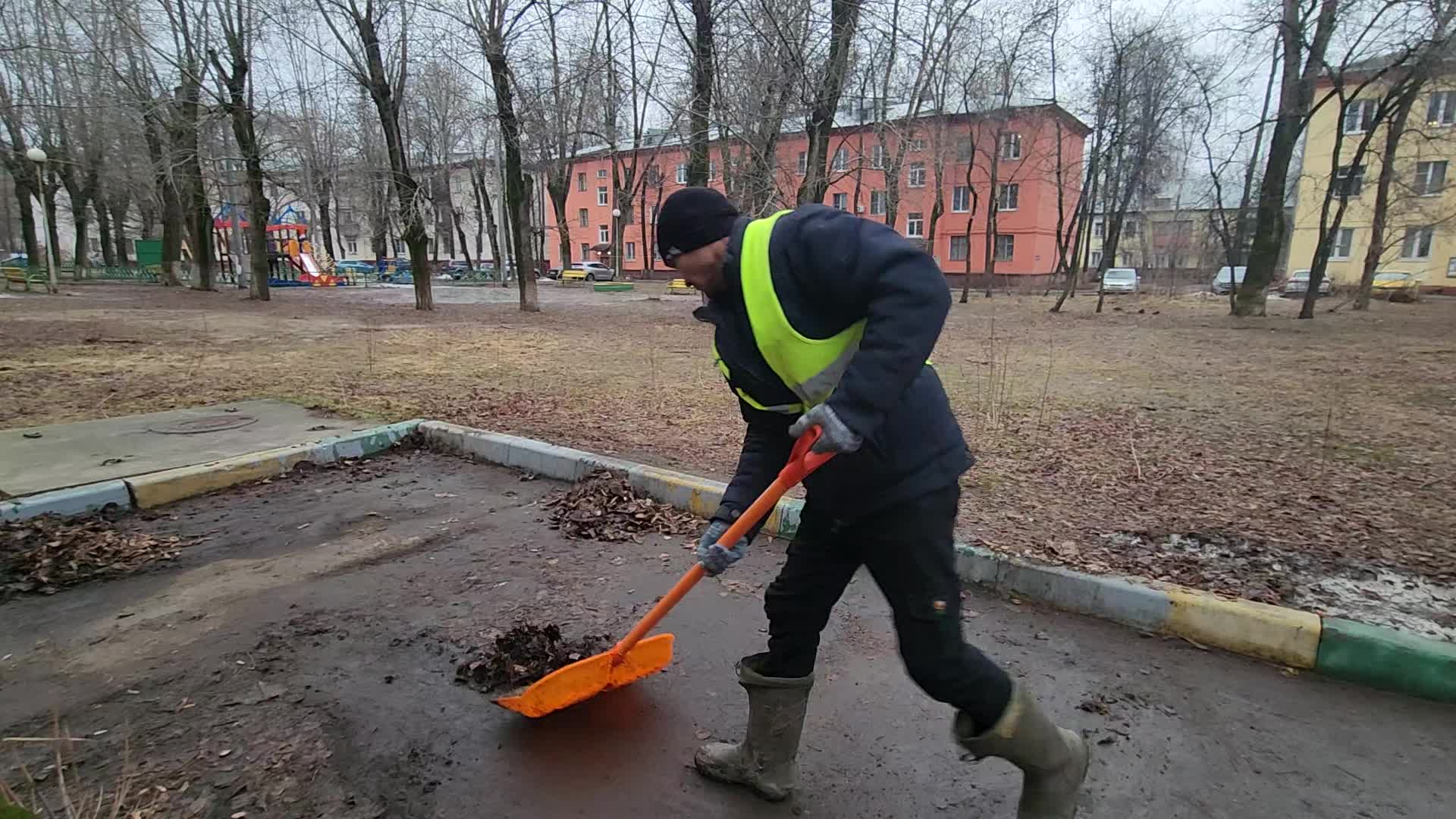 Уборка территорий в Грозном в октябре