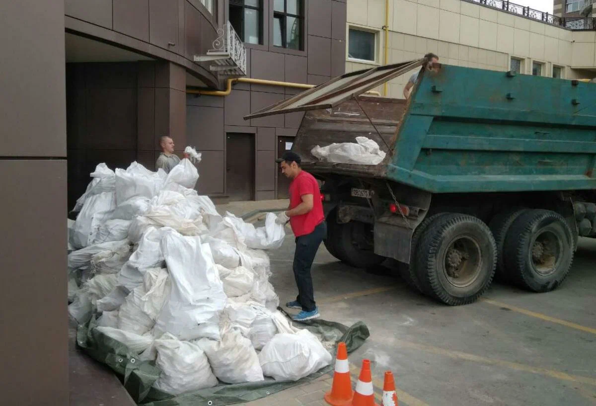 Вывоз мусора из подвала в Грозном от ПроМусор – уборка, разбор завалов и очистка, цены от 2463 руб