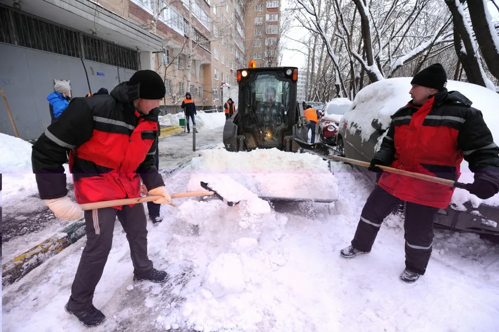 Очистка дворов от снега с гарантией результата в Грозном в октябре