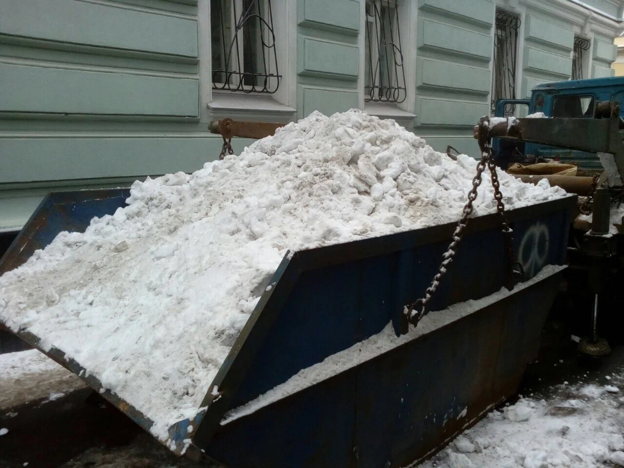 Вывоз снега контейнерами в Грозном в октябре